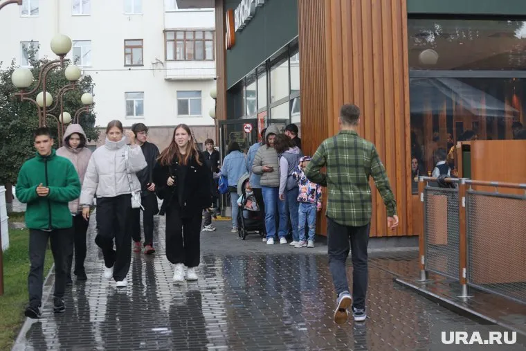 Самое большое скопление народа наблюдается у заведения «Вкусно — и точка»