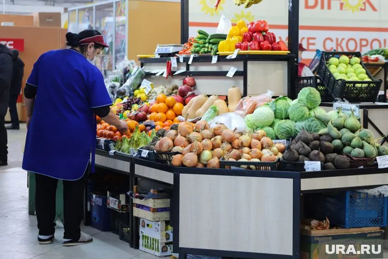 Морковь и картошка продолжают дорожать, а огурцы и помидоры — дешеветь.