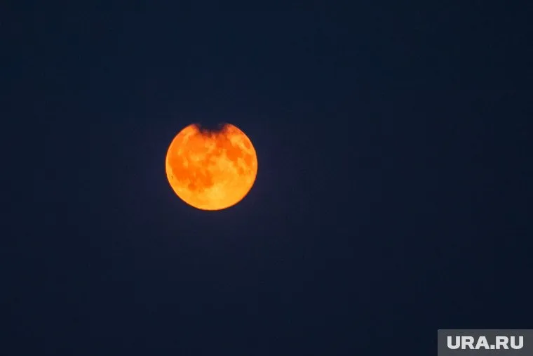 Игра света в атмосфере Земли "меняет" цвет спутника