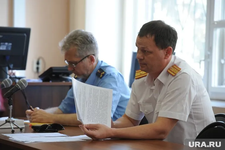 Чиновника допрашивают следователи