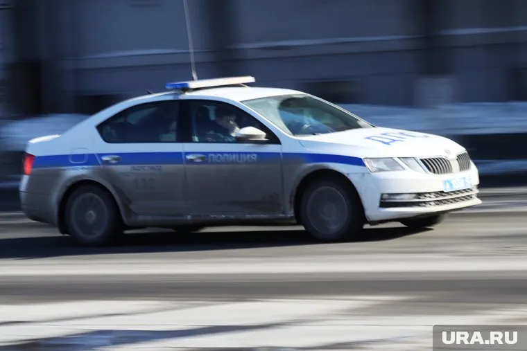 В Кургане автомобиль ВАЗ без водителя врезался в машину сотрудников полиции (архивное фото)