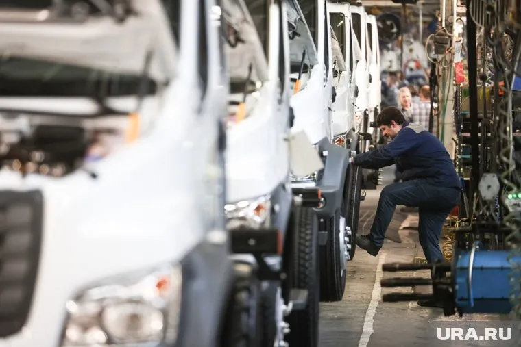 Сборщикам автомобилей на тульском предприятии готовы платить от 100 тысяч рублей