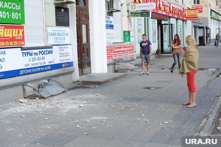 Штукатурка с пермского дома падает на голову прохожим