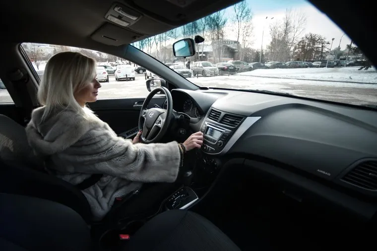 Старт работы сервиса каршеринга "Делимобиль" в Екатеринбурге , водитель, автолюбитель, женщина за рулем, салон автомобиля, авто, машина, девушка за рулем, вождение