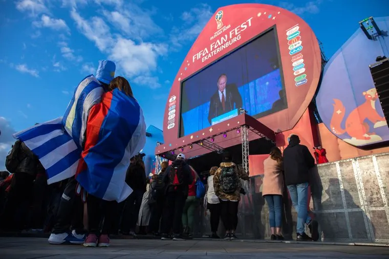 Трансляция первого матча ЧМ-2018 в фан-зоне ЦПКиО. Екатеринбург, фан зона