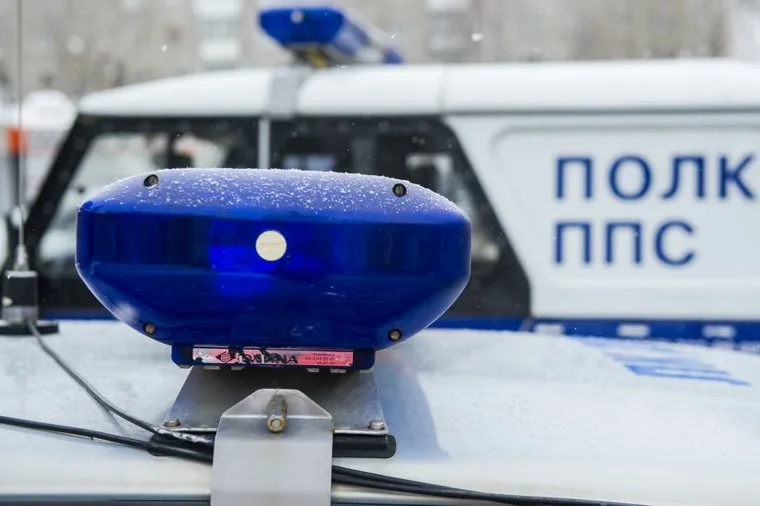 Вывоз киосков с улицы Ракетная, 2. Екатеринбург, мигалка, полиция россии, полк ппс