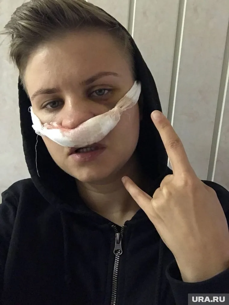 Өкше киген адам жұлқылады