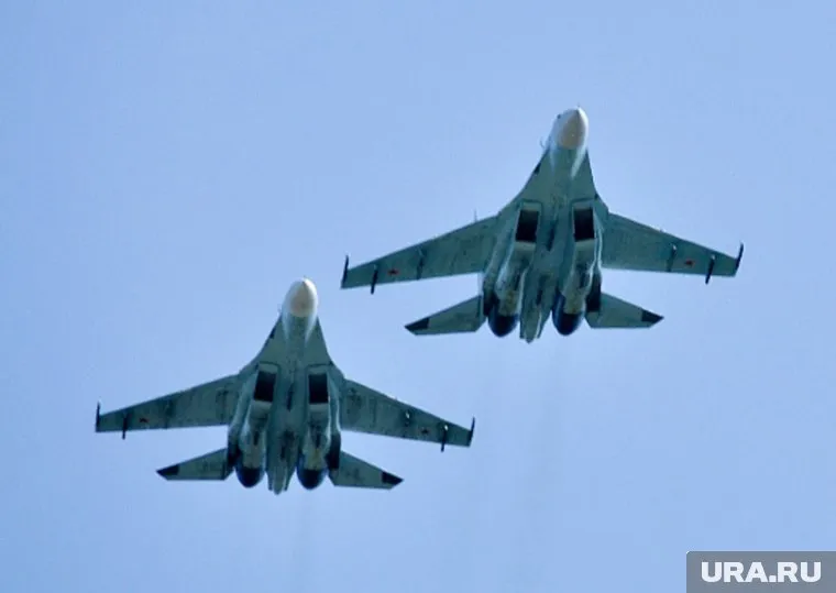 Российские Су-27 перехватили бомбардировщики США над Черным и Балтийским морями