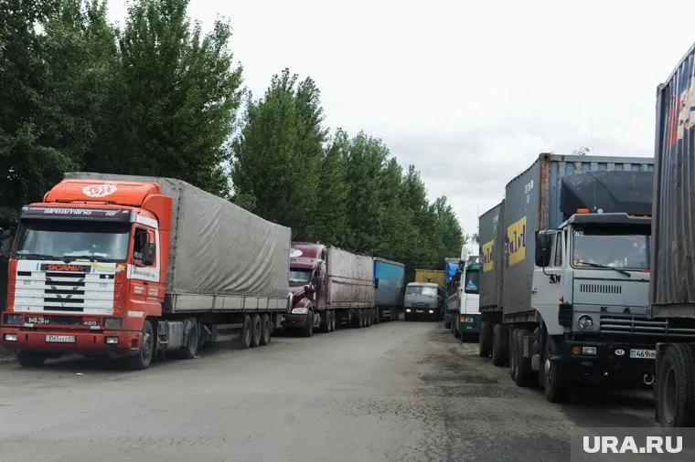 Огромные штрафы дальнобойщики начали получать еще летом (фото из архива)