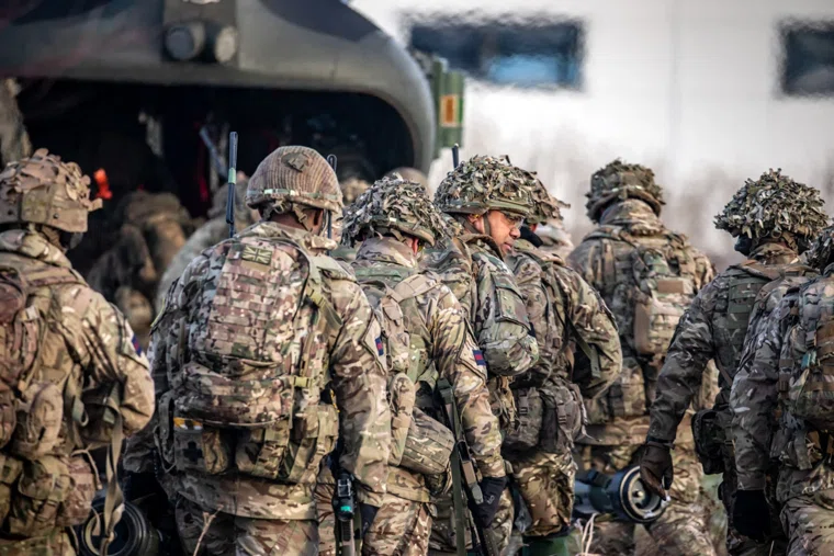 Британия официально приняла командование украинскими войсками, заявил военкор Александр Коц