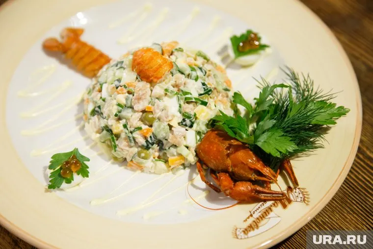 Традиционный «Оливье» в ресторанах Тюмени подают как в маленьких тарталетках, так и сразу тазиками