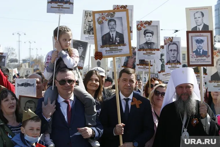 Губернатор по традиции нес портрет своего деда