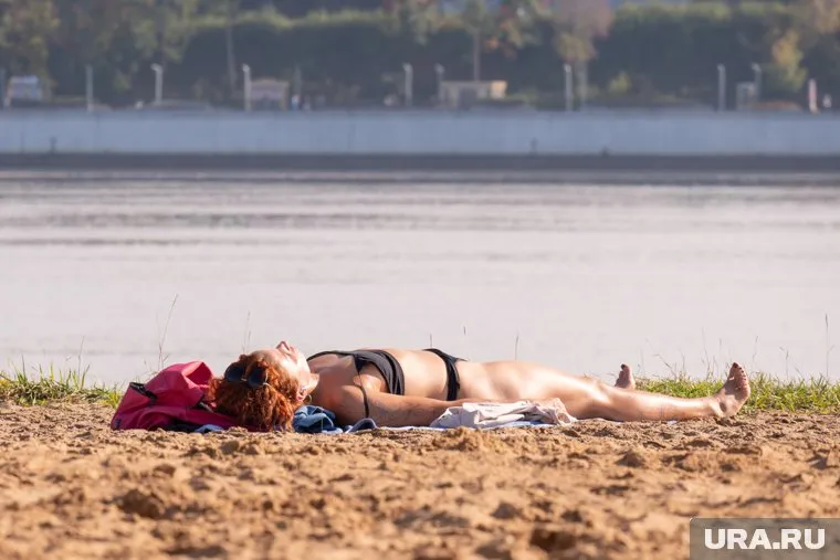 Горожане ловят последние теплые деньки «бабьего лета» на городском пляже