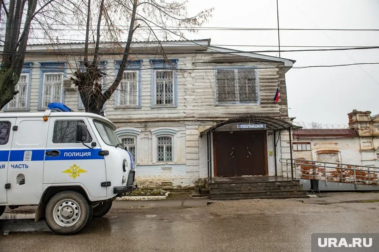 В Нижегородской области мужчина сорвал флаг России со здания отдела полиции
