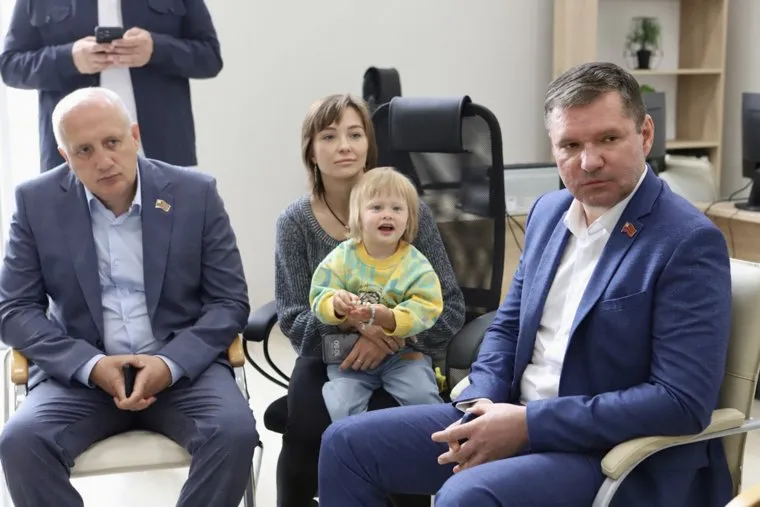 Сергей Буяков (на фото справа) и Александр Спицын на приеме граждан в поселке Западный