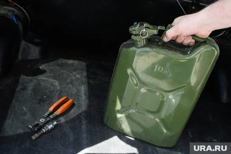 Неизвестный облил себя легко воспламеняющейся жидкостью возле посольства РФ