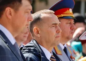 Курганские VIP возле Вечного огня возложили цветы в День Победы