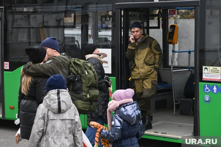 Из Верх-Исетского военкомата утром 24 октября уехали два автобуса с солдатами