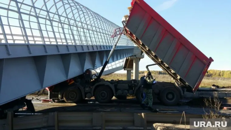 Грузовик обрушил пешеходный переход в Пермском крае