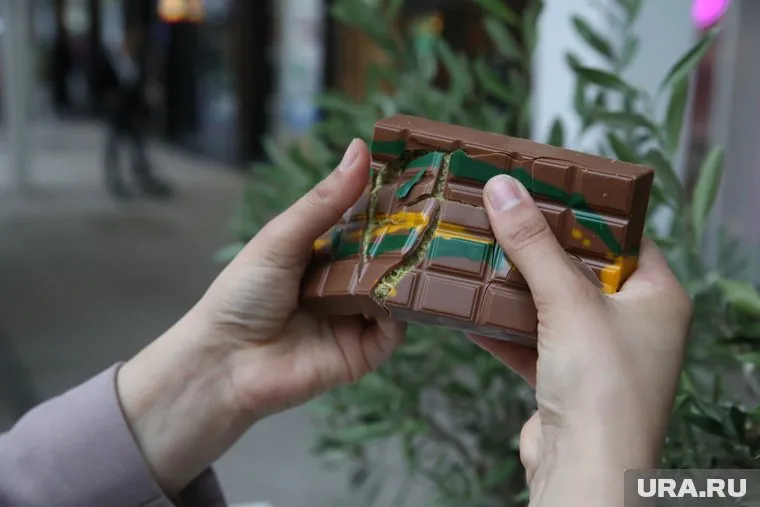 Чтобы придать начинке яркий цвет, можно дополнительно добавить пищевой краситель