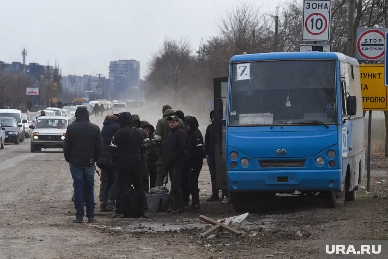 Мариуполь разбомблен, жители эвакуируются из города