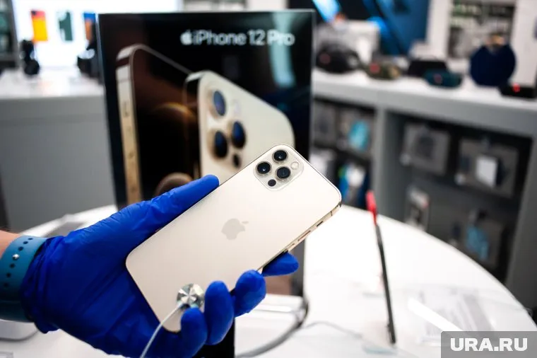 Ритейлеры снизили цену на iPhone 12