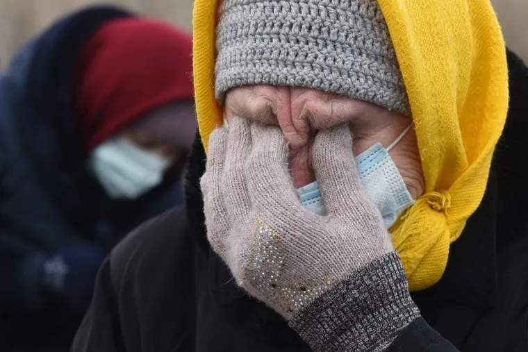 Бабушки ждут внуков на дороге из Мариуполя. ДНР