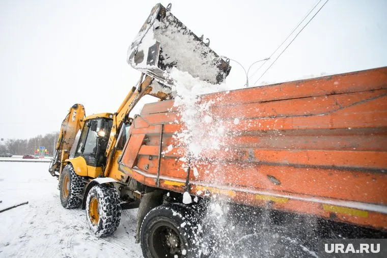 Соседей зампреда гордумы Лангепаса возмутила уборка снега у него во дворе