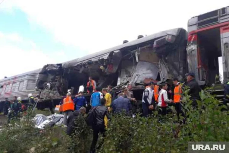 Грузовик на скорости протаранил поезд