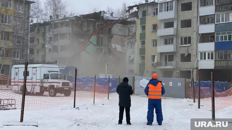 В Нижневартовске на улице Мира идут работы по сносу дома, год назад разрушенного взрывом газа