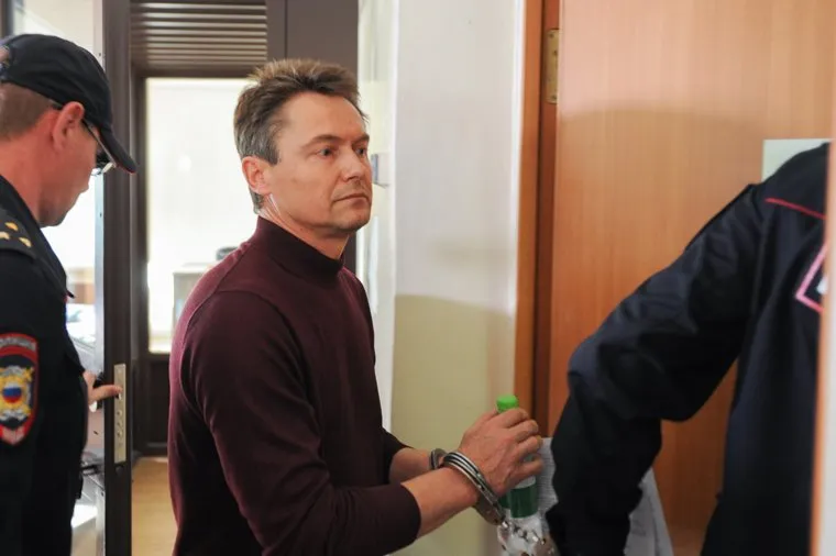 Арест экс-мэра Миасса Геннадия Васькова обвиняемого в превышении должностных полномочий. Челябинск, конвой, васьков геннадий, наручники, полиция