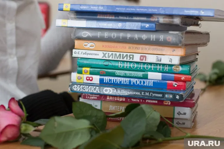 Школьникам помимо учебников отправили еще и наборы для опытов