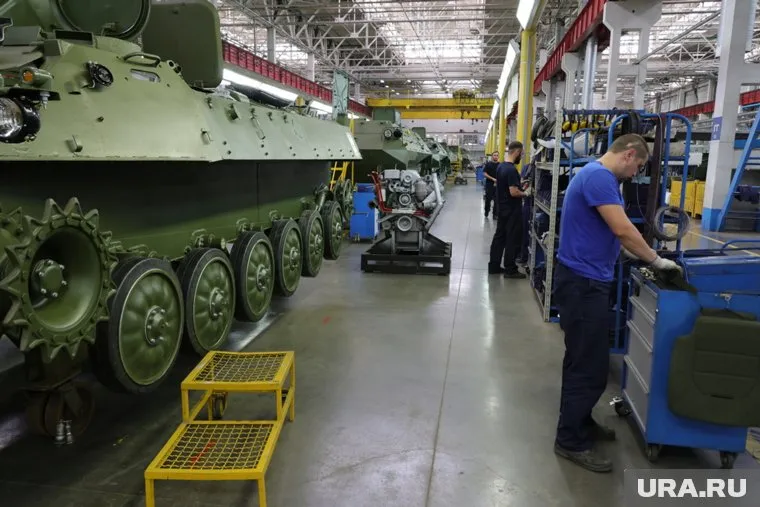 На бронетанковом предприятии КМЗ в Амурской области требуются слесари и испытатели бронемашин (архивное фото)