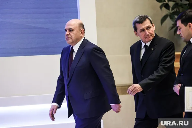 Премьер-министр РФ Михаил Мишустин (слева) заявил о новых проектах с Туркменистаном (зампредседателя кабмина республики Рашид Мередов — справа)