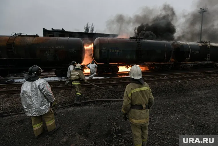 Пожар перекинулся на состав с пиломатериалами к вечеру 25 апреля (архивное фото)