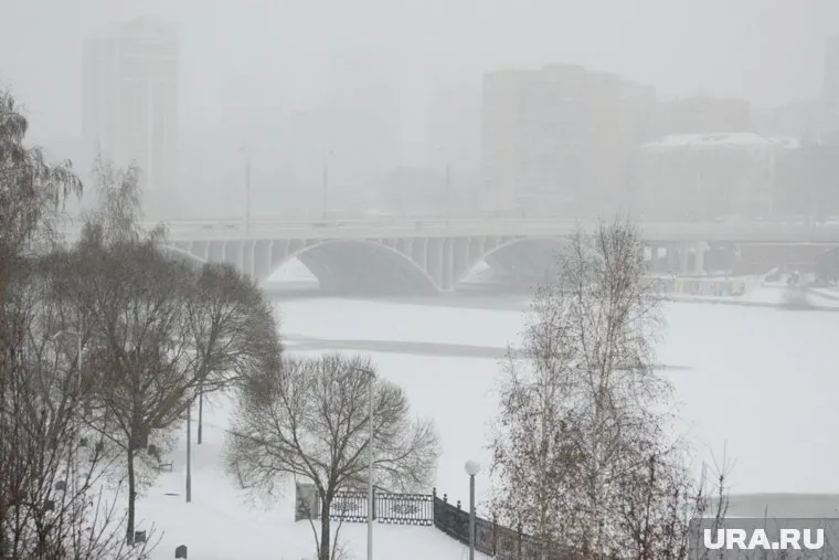 Екатеринбург не успевает справляться с последствиями снегопадов
