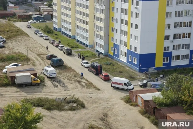 На месте происшествия работают сотрудники полиции и следственного комитета