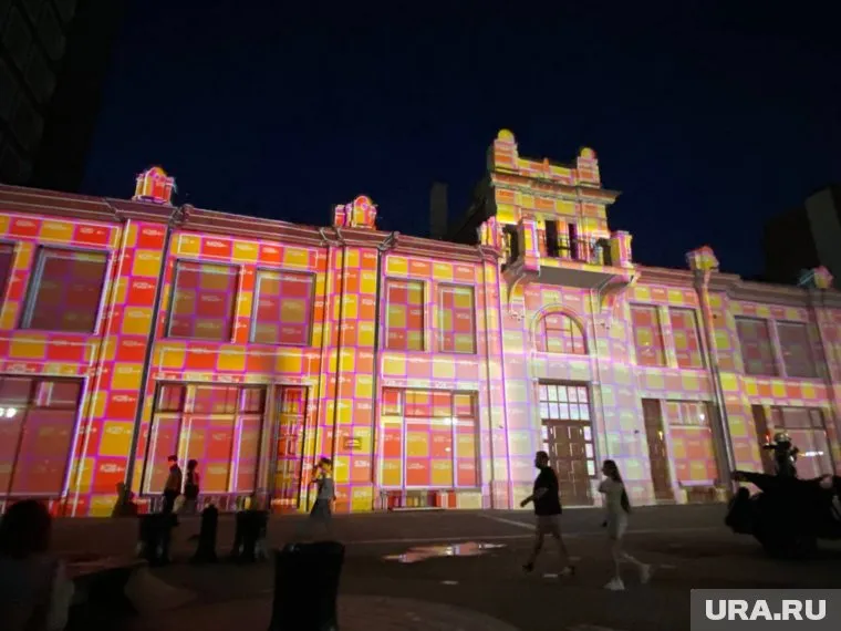 На фасаде здания мэрии Екатеринбурга показали световое шоу