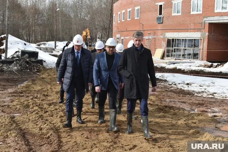 Максим Решетников и представитель РЖД посмотрели на строительство нового зоопарка