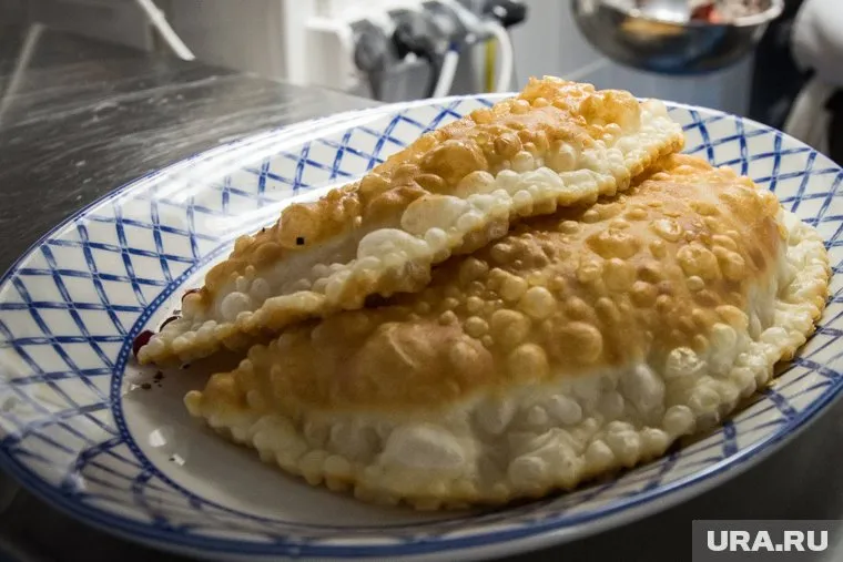 Жительницам Ноябрьска попалось сырое мясо в чебуреке