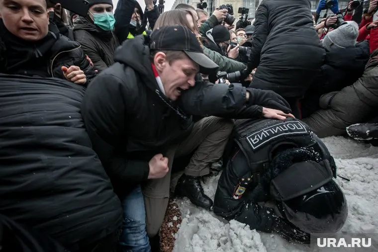 Представители правоохранительных органов получили легкие травмы