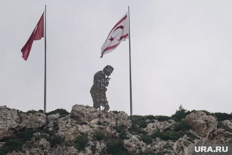 России нужно признать Северный Кипр независимым государством, чтобы не допустить вступления Кипра в НАТО, считает Ханас Унал