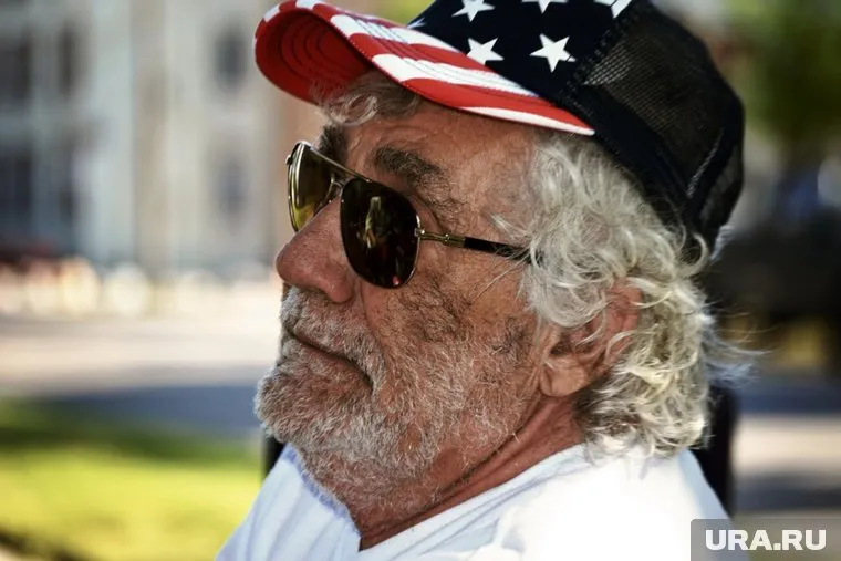 Мужчина любит играть в онлайн-покер и общаться с партнершами в Сети