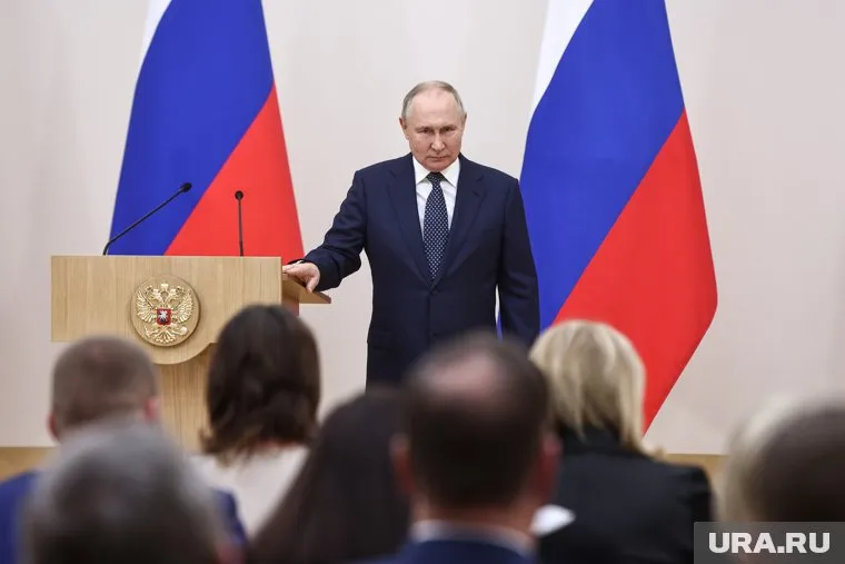 Путин вручил звание Героя труда академику Осипову