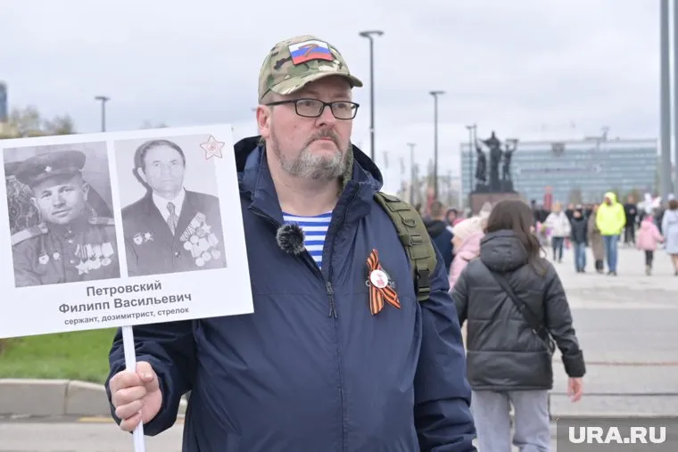Александр Петровский прошел с портретом деда-фронтовика Филиппа Петровского в «Бессмертном полку»