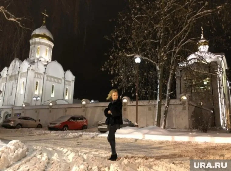 Пианистка выглядела дерзко в своем наряде