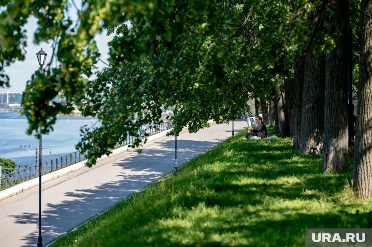 Женщина шла ночью по набережной