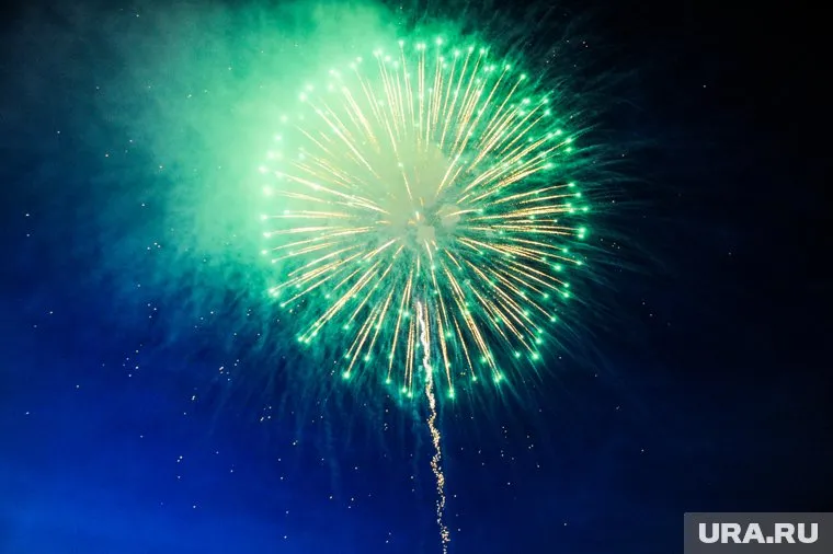 Салют угодил в лобовое стекло