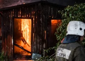 В Новом Уренгое горит деревянный дом