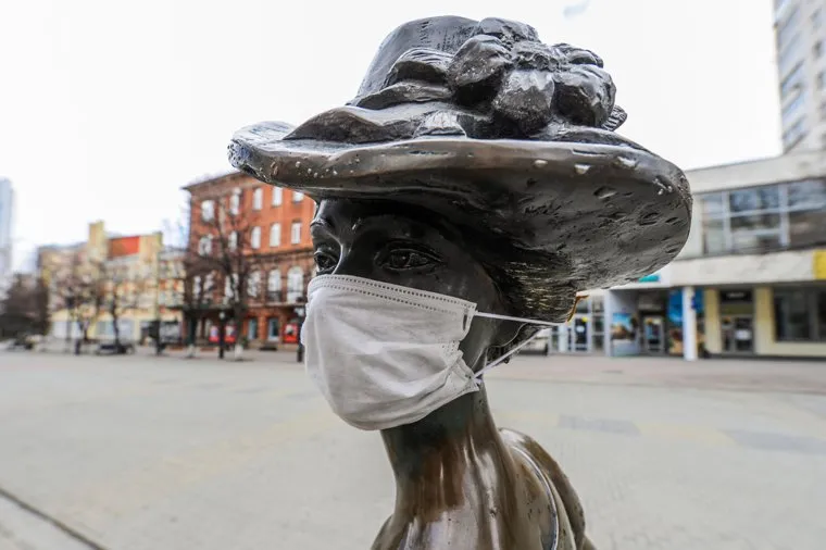 Арт-объекты, скульптуры в масках на Кировке. Челябинск